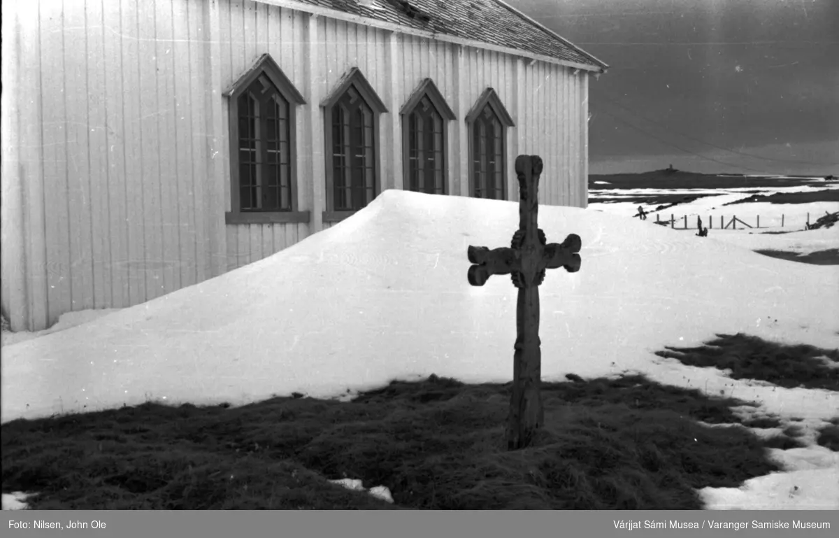 Utenfor Nesseby kirke. Trekors mot snøfonn. 1. mai 1966.