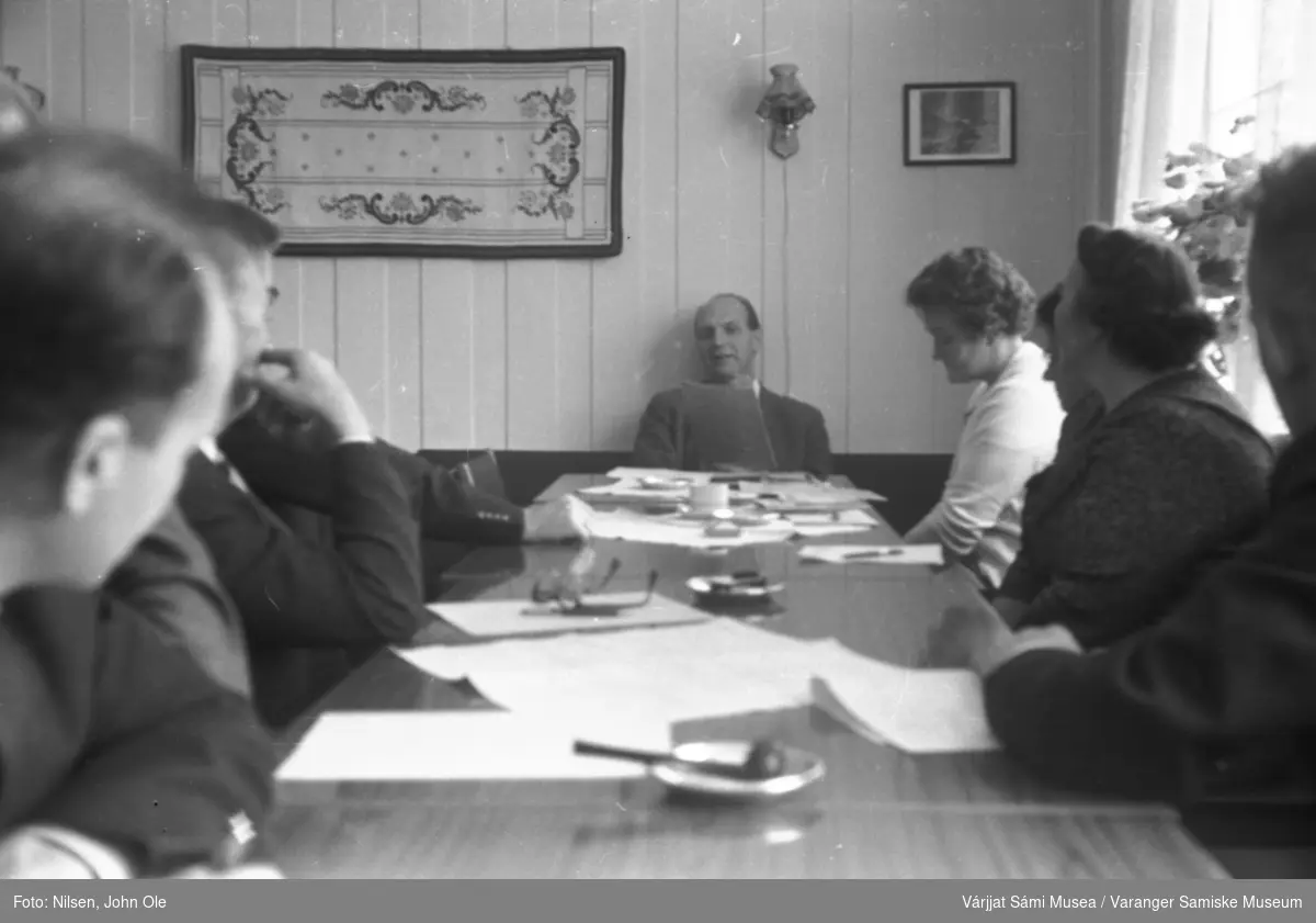 Seks personer samlet til et møte. Ukjent sted, 1966.