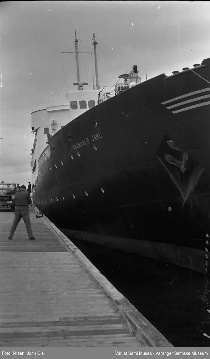 Hurtigruteskipet Ragnvald Jarl ligger i havn i Vadsø 7. juni 1966.