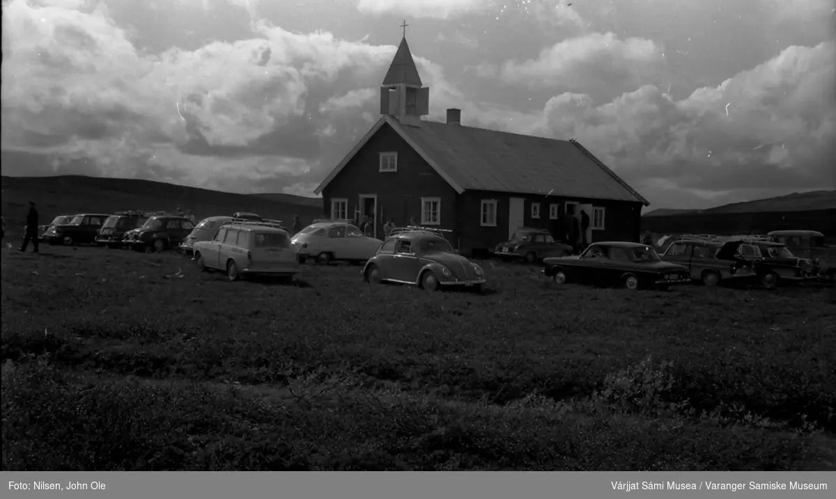 Biler parkert utenfor Sennalandet kapell også kalt Duoddar Sion (Viddas Sion). Sannsynligvis i forbindelse med gudstjeneste. 10. juli 1966.