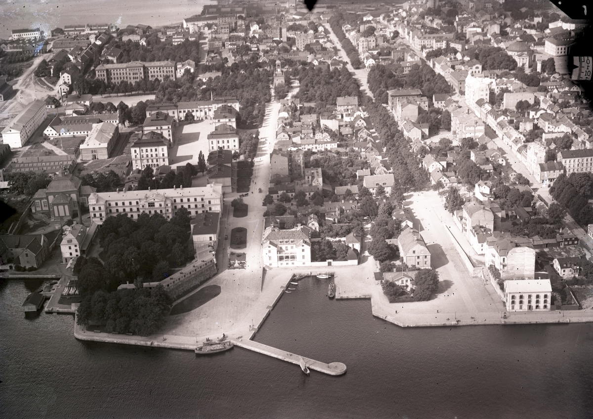 Flygfoto över Kungsbron Trossö Karlskrona. 1920-1944
