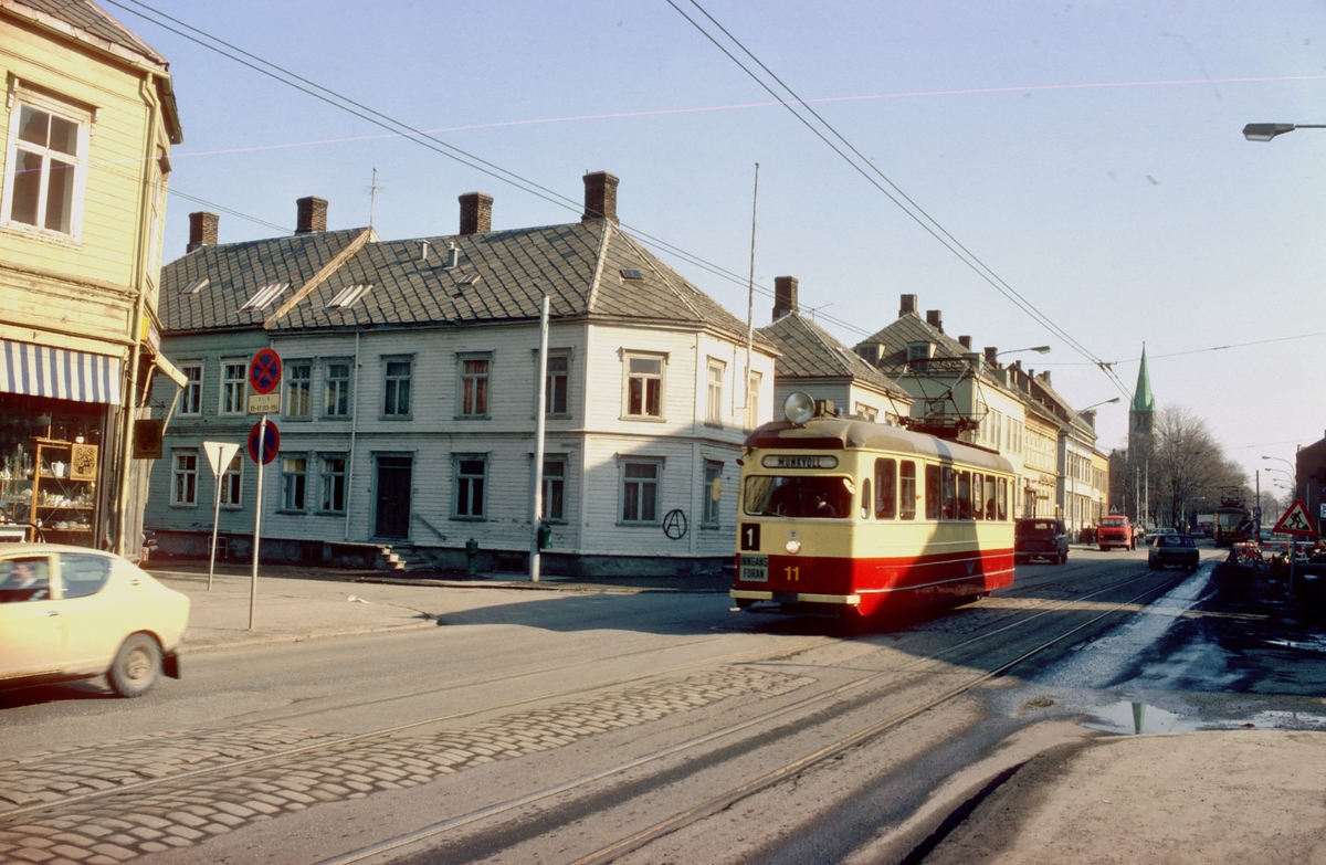 Gatemiljø i Innherredsveien med sporvogn. Trondheim trafikkselskap vogn 11 på linje 1 til Munkvoll.