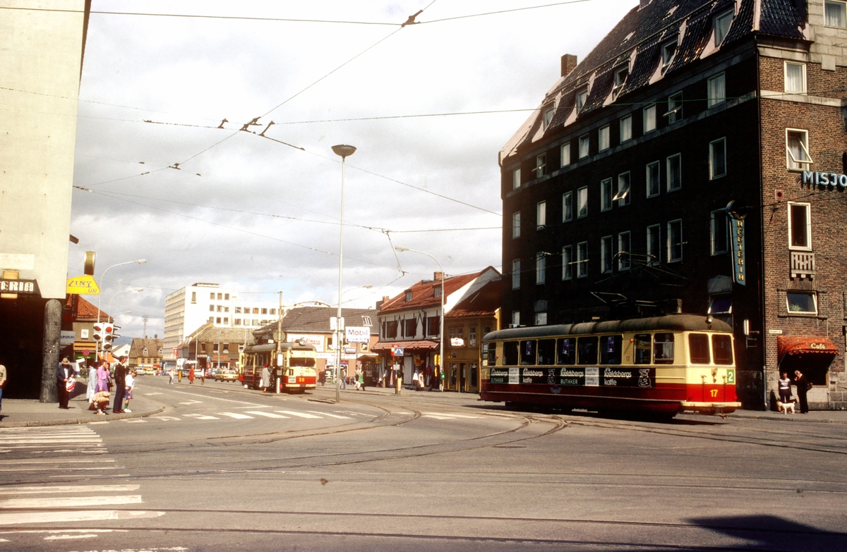 Prinsenkrysset i Trondheim. Misjonshotellet og sporvogner. Trondheim Trafikkselskap vogner 25 og 17. Misjonshotellet var hovedkvarter for Gestapo i Trondheim under andre verdenskrig.