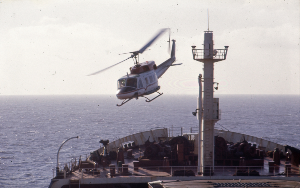 Helikopteret tar av fra dekket på M/T ‘Ross Head’ (ex ‘Mirafiori’)(b. 1967, Trieste, Italia).