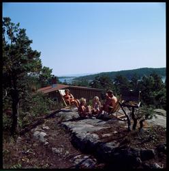 Hydrostranda. Familie ved hytte på Varden, med utsikt mot Jo