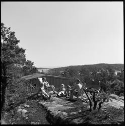 Hydrostranda. Familie ved hytte på Varden, med utsikt mot Jo