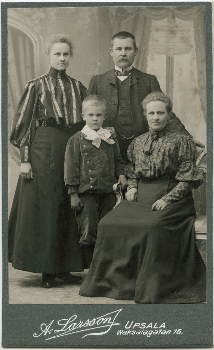 Kabinettsfotografi - familj, Uppsala 1905