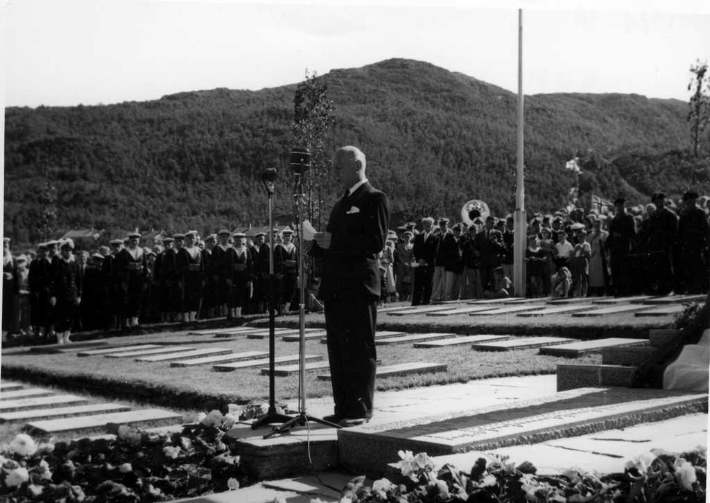 Forsvarsminister Kai Knudsen taler etter avduking av monument, et steinkors laget av billedhuggeren Per Palle Storm på den franske gravplassen. Narvik nye gravlund.