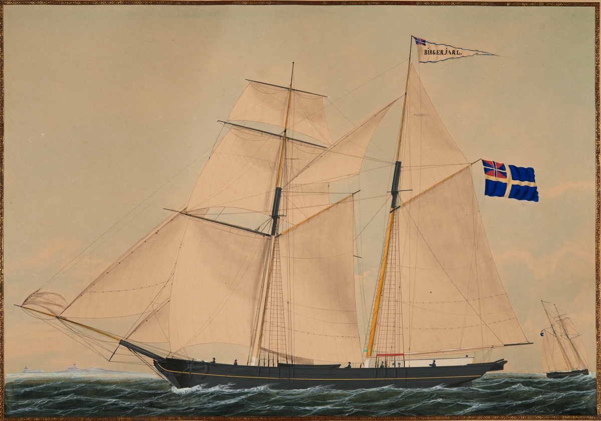 Skonerten BIRGER JARL från Wätö. Svartmålat fartyg seglande för babords halsar visande babords sida. Alla segel satta. Under gaffeln svensk flagga med unionsmärke (1844-1905).