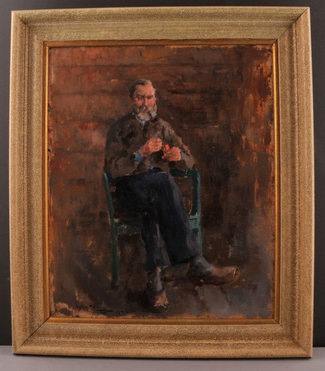 Portrett av ein eldre mann som sit på ein blå stol, i ferd med å tenne pipa.
