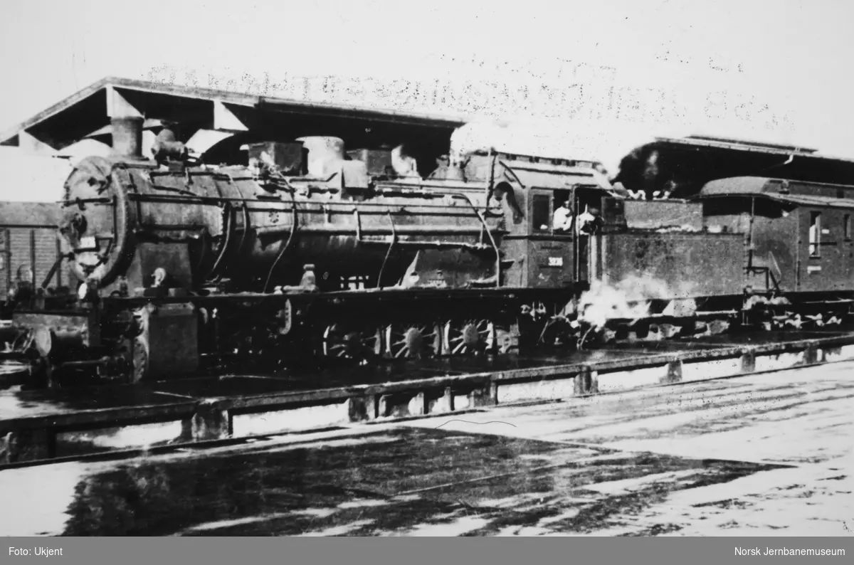 Damplokomotiv type 61a nr. 3236 på Trondheim stasjon