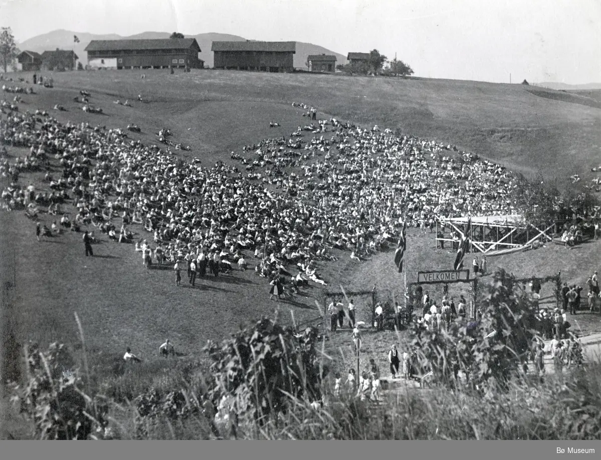 Meneskemengde samla i Haugerudbakkane i Bø i samband med landstevne til Noregs Ungdomslag i 1947.
