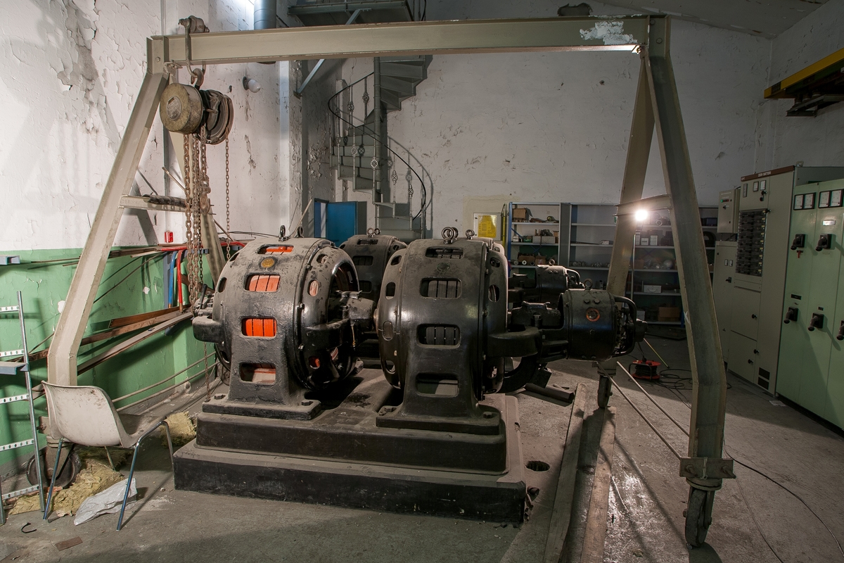 Omformaren har støypejarndeksel med innmat, opprinneleg montert på støypt sokkel og metallsokkel. 3 hoveddeler forbundne med senteraksling: trefasemotor, trefasegenerator og likestrømsgenerator. Støypt sokkel / betongfundament hadde mål: br 150 cm, lengde 205 cm, høgde 27,5 cm (25 cm opp til knekk, 45 gr bryting mot topp). 
Omformaren er demontert og flytta i mars 2017. Motoren veg 2000 kg, generatoren 2200 kg og metallfundamentet 800 kg. 
For kvar av dei tre delene, sjå registrering som delnummer, del -1, -2 og -3.