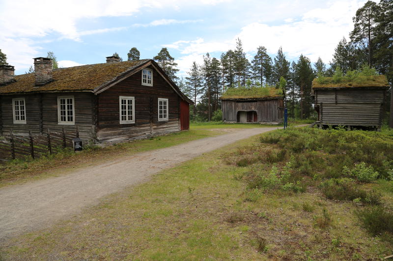 Oversiktsbilde over Stor-Elvdalstunet, med Staisua i font.