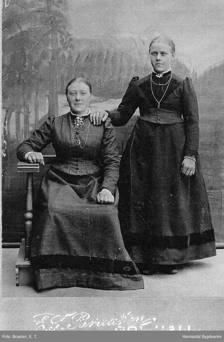Frå venstre: Karoline Fausko, fødd 1875, gift med Sjugurd Jordheim og Maria Fausko, fødd 1879, gift Fekene. Båe frå Hemsedal