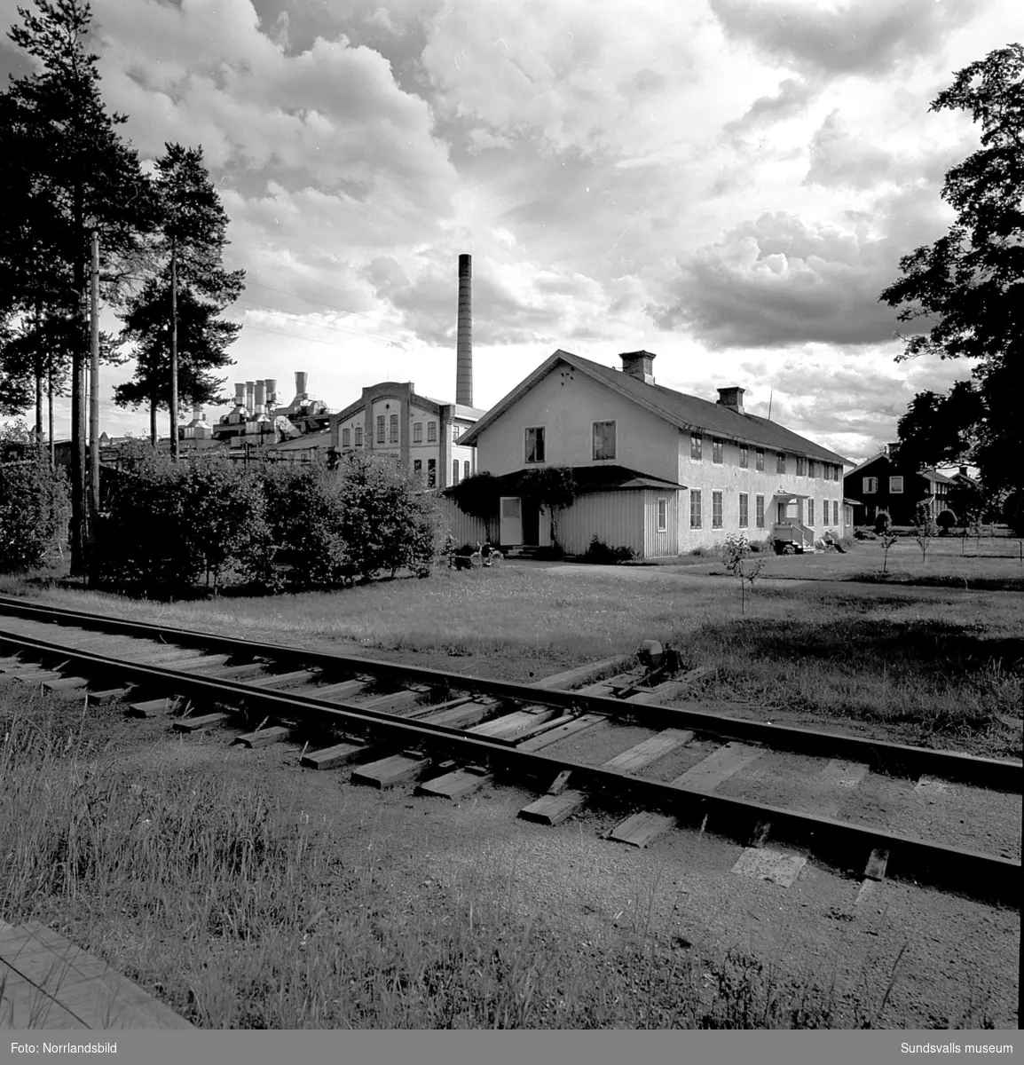 Exteriörbilder från Matfors pappersbruk. Fabriken, herrgården med flera byggnader.