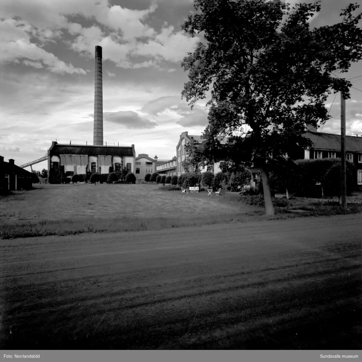 Exteriörbilder från Matfors pappersbruk. Fabriken, herrgården med flera byggnader.