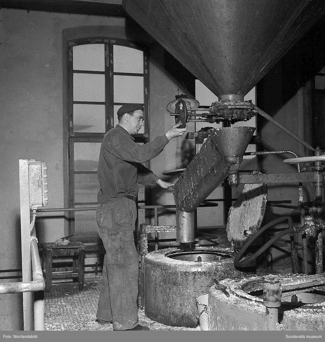 Bilder från svampfabriken i Nyhamn. där det tillverkades cellulosasvamp. Arbetare i fabriken och fika- lunchrum.