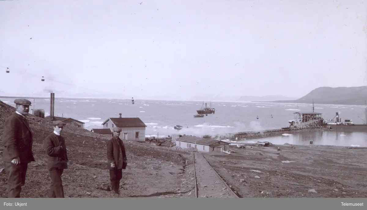 Heftyes reise til Svalbard og Ingø. Longyearbyen, lasteanlegg, skip, gruppebilde Strømstad og Berentsen