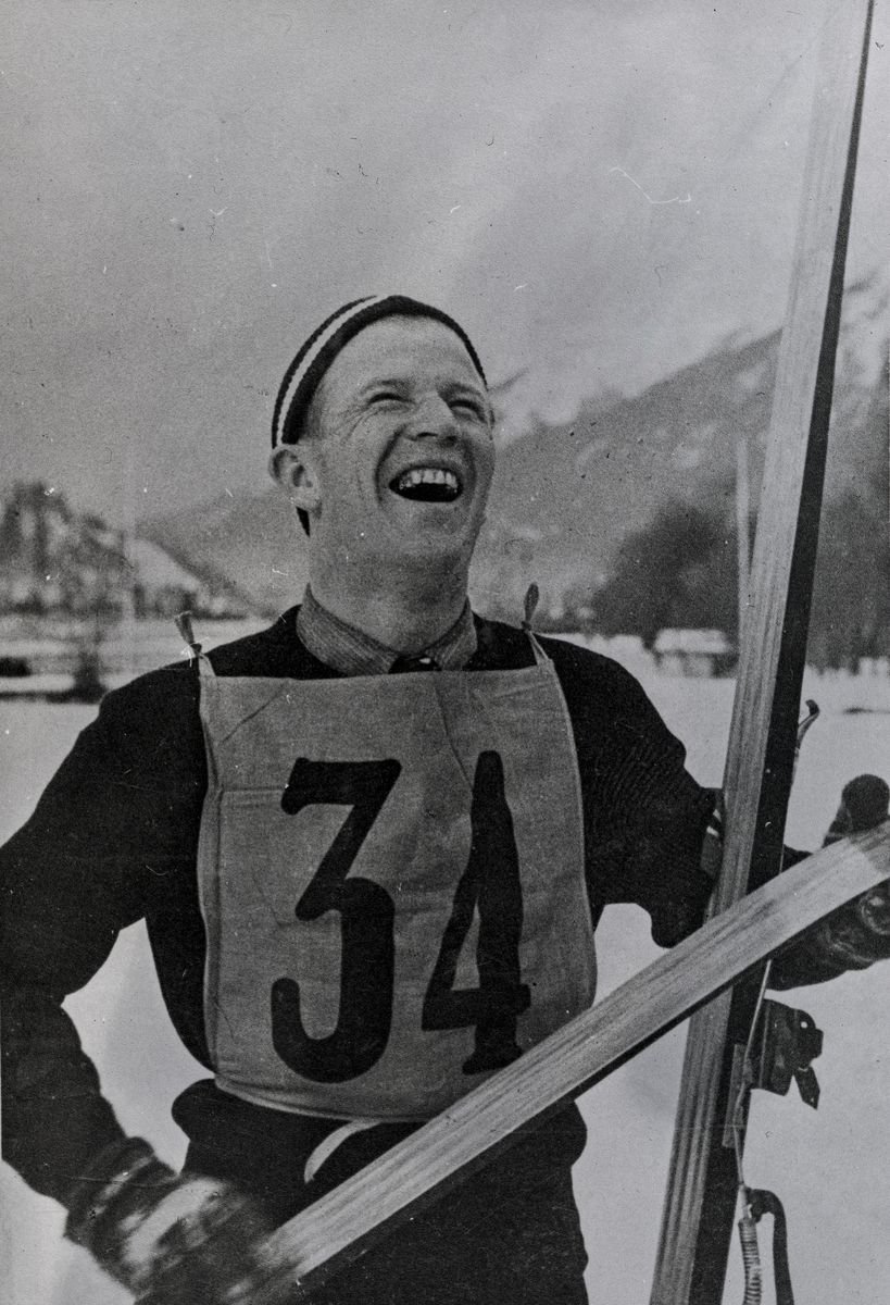Birger Ruud etter vinnerhoppet i OL i Garmisch Partenkirchen i 1936.