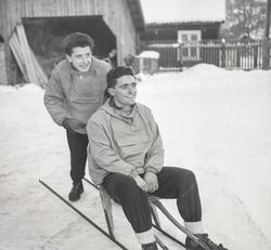 Italienske skiløpere besøker Kongsberg Skifabrikk.