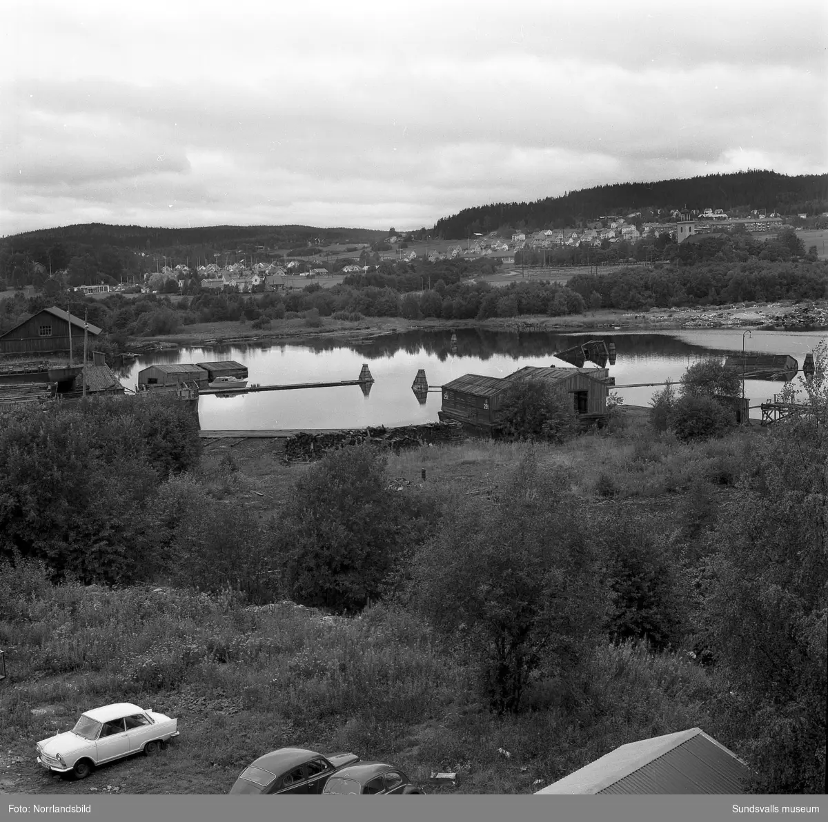 Gamla pråmar som tidigare gjort tjänst vid Skönviks sågverk. Vissa förfaller på land och andra är på väg att sjunka till botten i viken.