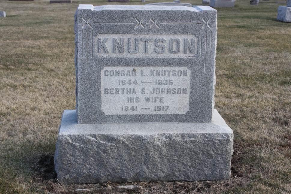 Gravsteinen til Conrad L. Knutson og Bertha S. Johnson på Union kirkegård i Alto Township, Lee county i Illinois.