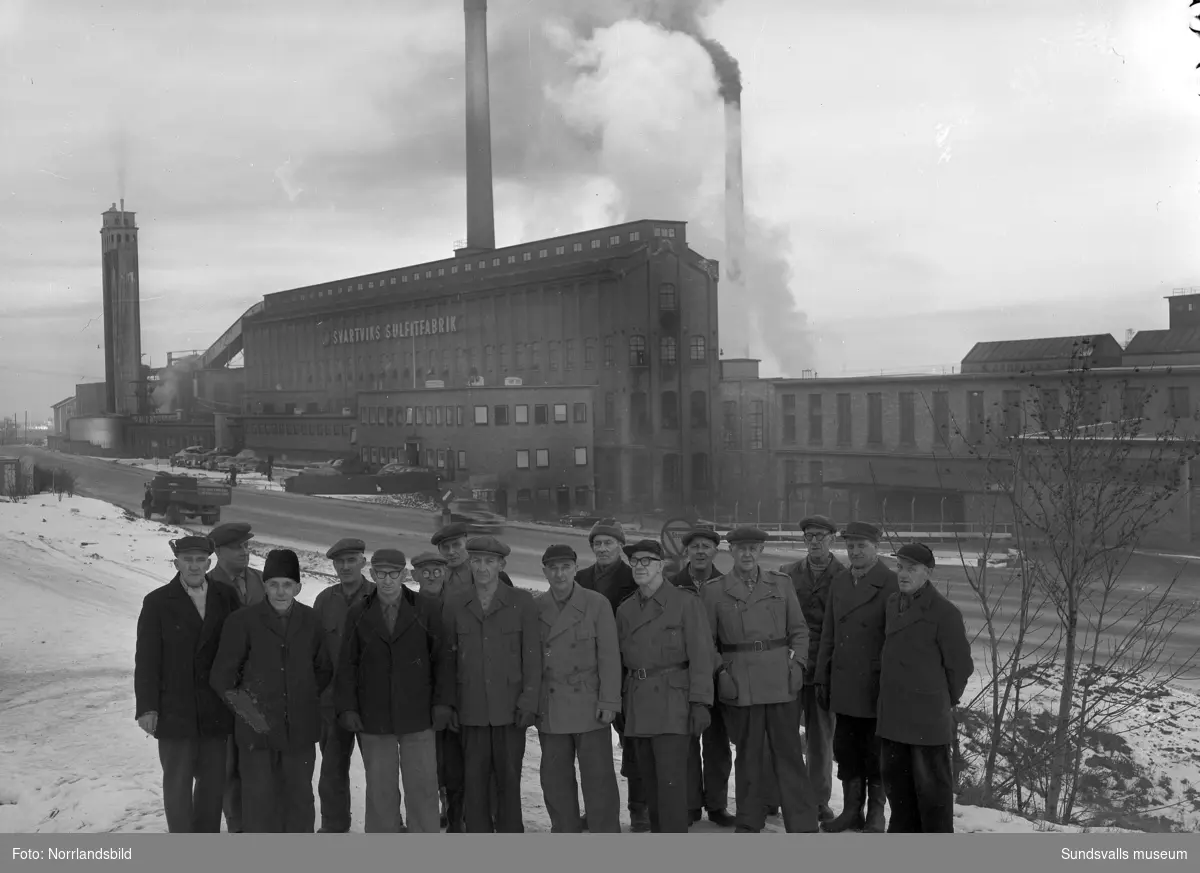 Gruppfoto utanför 50-årsjubilerande Svartviks sulfitfabrik. Även interiörbilder med arbetare.