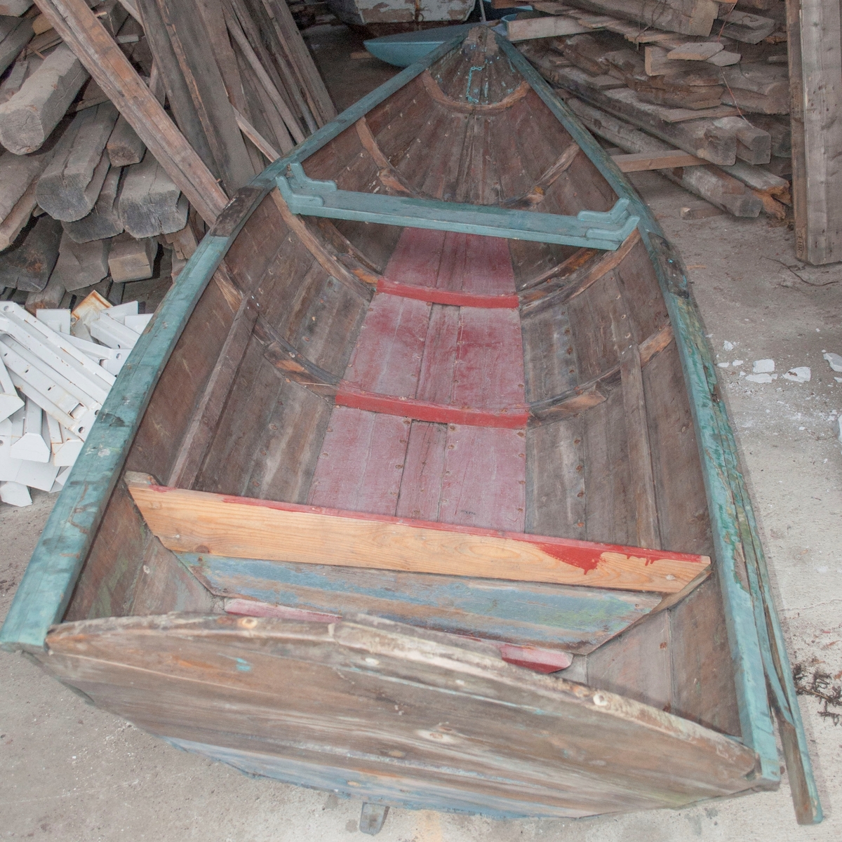 Holmsbupram i tre. Klinkbygd med spant - furu. Fire bordganger + bunnplanke.

Båten ble skadet i akterenden ved første spengning for bolig/museumsprosjektet i Vollen.