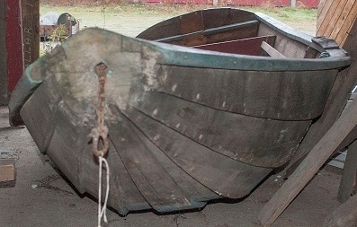 Holmsbupram i tre. Klinkbygd med spant - furu. Fire bordganger + bunnplanke.

Båten ble skadet i akterenden ved første spengning for bolig/museumsprosjektet i Vollen.