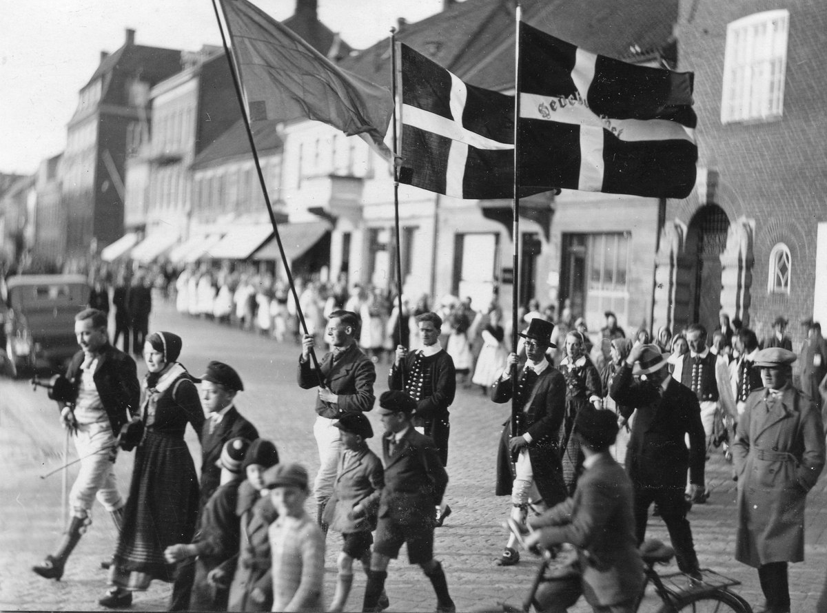 Halmstad, Hallandsgården. Evenemang, 30-talet. Folkdansarnas tåg genom staden till Hallandsgården på Galgberget, vid besök av Roskilde folkdanslag 1930.
