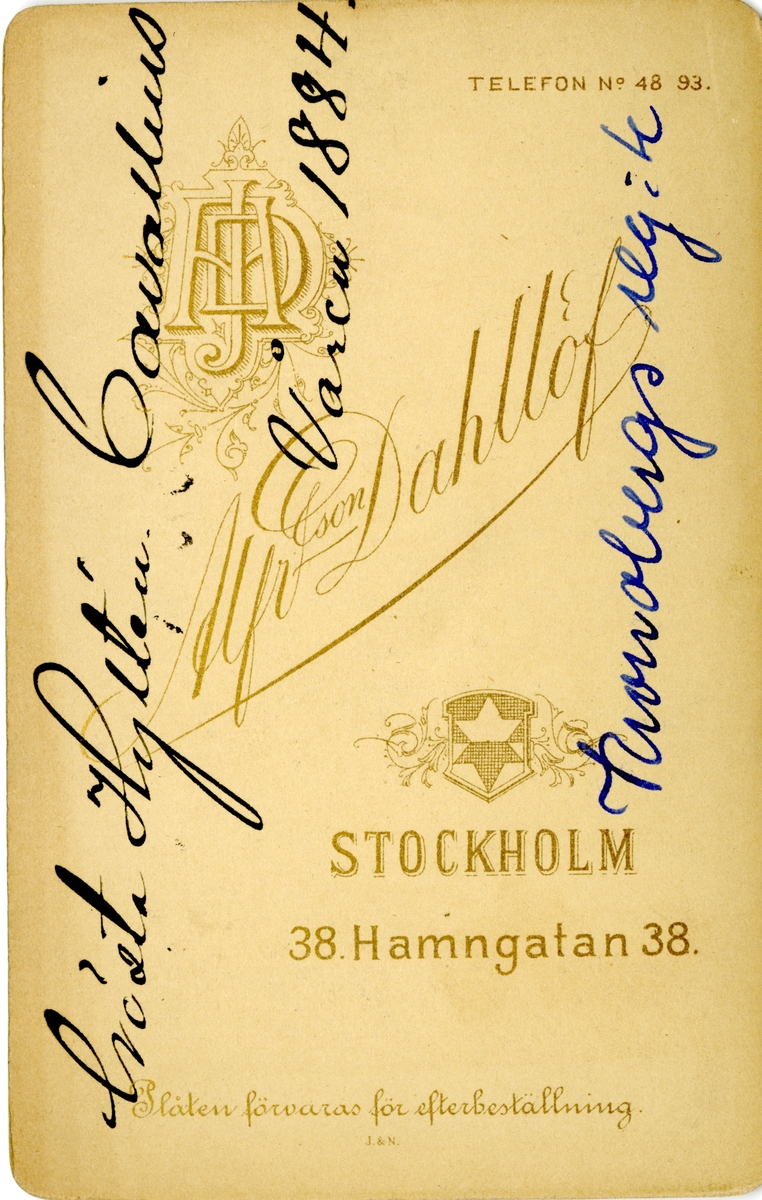 Porträtt av Gösta Hyltén-Cavallius, underlöjtnant vid Kronobergs regemente I 11.
Se även bild AMA.0007544, AMA.0007581 och AMA.0007605.