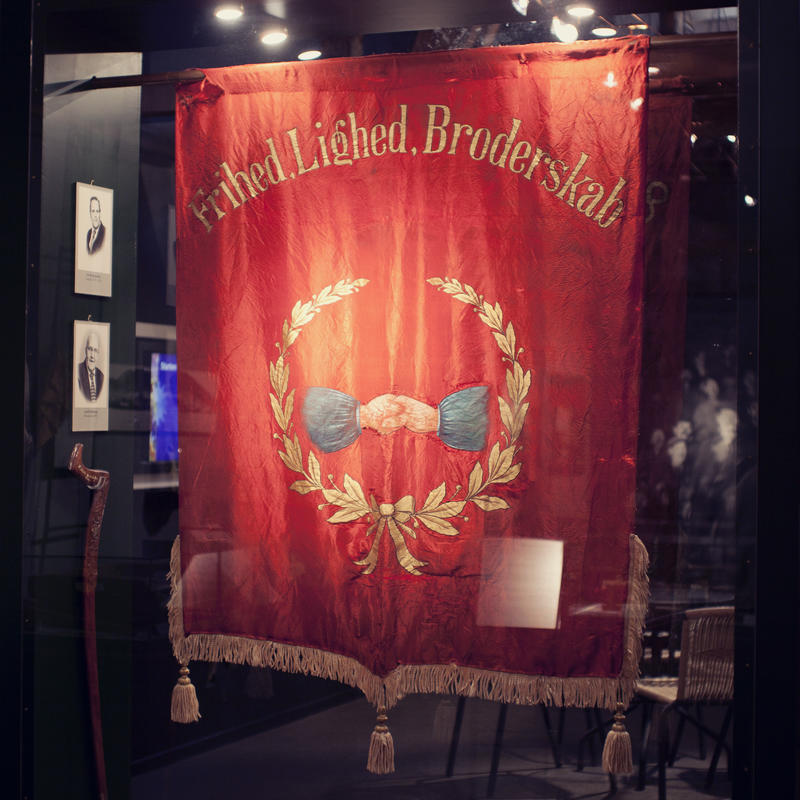 Løkken Grubearbeiderforening ble stiftet 14. juli 1907. En av fanene henger i utstillinga på Informasjonssenteret.