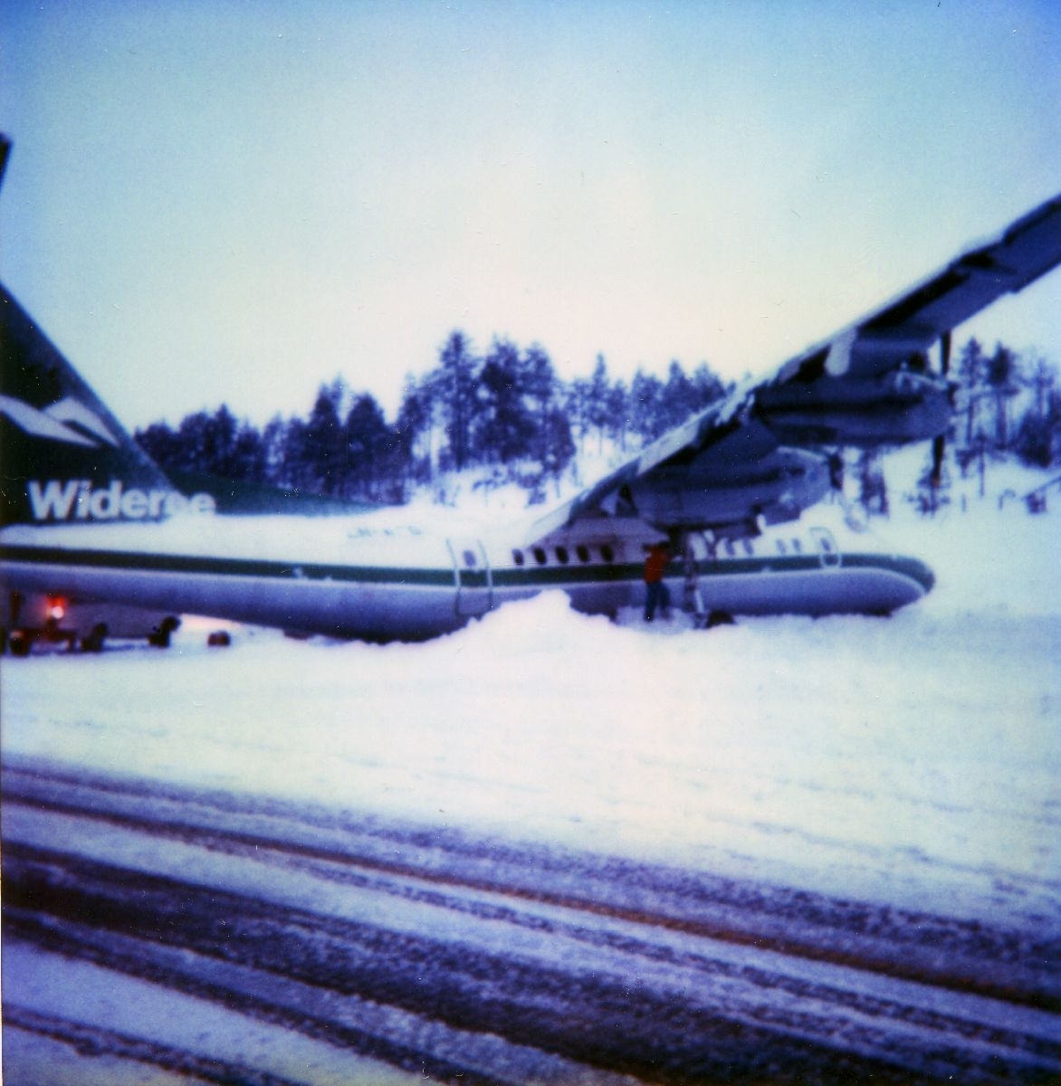 Lufthavn/Flyplass. Førde, Bringeland. Et fly, LN-WFG, DHC-7 Dash7 fra Widerøe, ligger skadet etter krasjlanding, i ei snøfonn ved rullebanen.