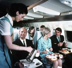 Luftfoto. I kabinen til et fly fra Braathens SAFE, serverer 