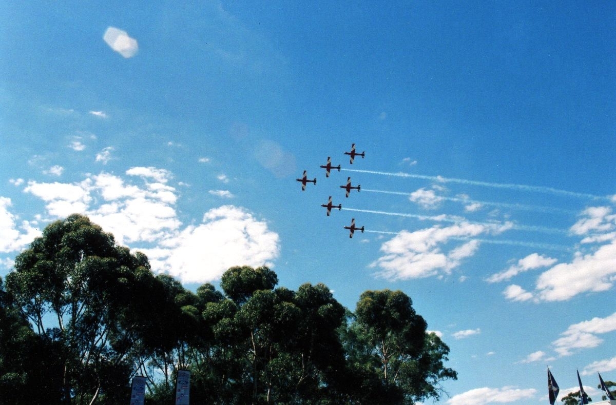 Seks fly av typen Pilatus PC-9 fra RAAF i formasjon, under et flyshow.