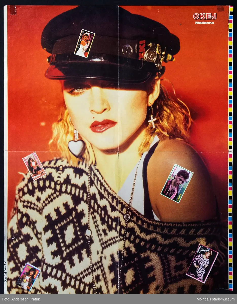 Poster från tidningen Okej, cirka 1984 - 1986.

Postern är dubbelsidig. 
På ena sidan av postern finns: Madonna.
Där finns också stickers från tidningen Frida, påklistrat: Madonna, Laura Branigan, Emilio Ingrosso, Kiss Paul Stanley och Carola.
Madonna är en amirerikansk popartist och skådespelare som ofta kallas "Queen of Pop". Hon släppte sitt debutalbum 1983. Hennes mest kända låtar från 1980-talet är: "Like a Virgin", "Into the Groove", "Papa Don't Preach" och "Like a Prayer".
Stickers:
Laura Branigan - Amerikansk sångare och skådespelare.
Emilio Ingrosso - Svensk dansare.
Paul Stanley - Grundare och sångare i bandet Kiss.
Carola -  Svensk pop- och schlagerartist.
Tidningen Frida är en tjejtidning för tonårstjejer som innehåller noveller, skvaller, kändisar, mode/skönhet, tester och tävlingar.

På andra sidan av postern finns: WASP, är ett amerikanskt heavy metal-band som bildades 1982. I oktober 1984 skapade frontfiguren Blackie Lawless stora rubriker när WASP gjorde tre konserter i Sverige och Lawless kastade rått kött på publiken.

Tidningen Okej var en poptidning som gavs ut första gången 1980. Den gjorde succé under 1980-talet och räknas som Sveriges största poptidning. Det som gjorde tidningen speciell var blandningen mellan hårdrock och svensk popmusik. Både killar och tjejer läste tidningen. Sista nummret av tidningen Okej gavs ut 2010.