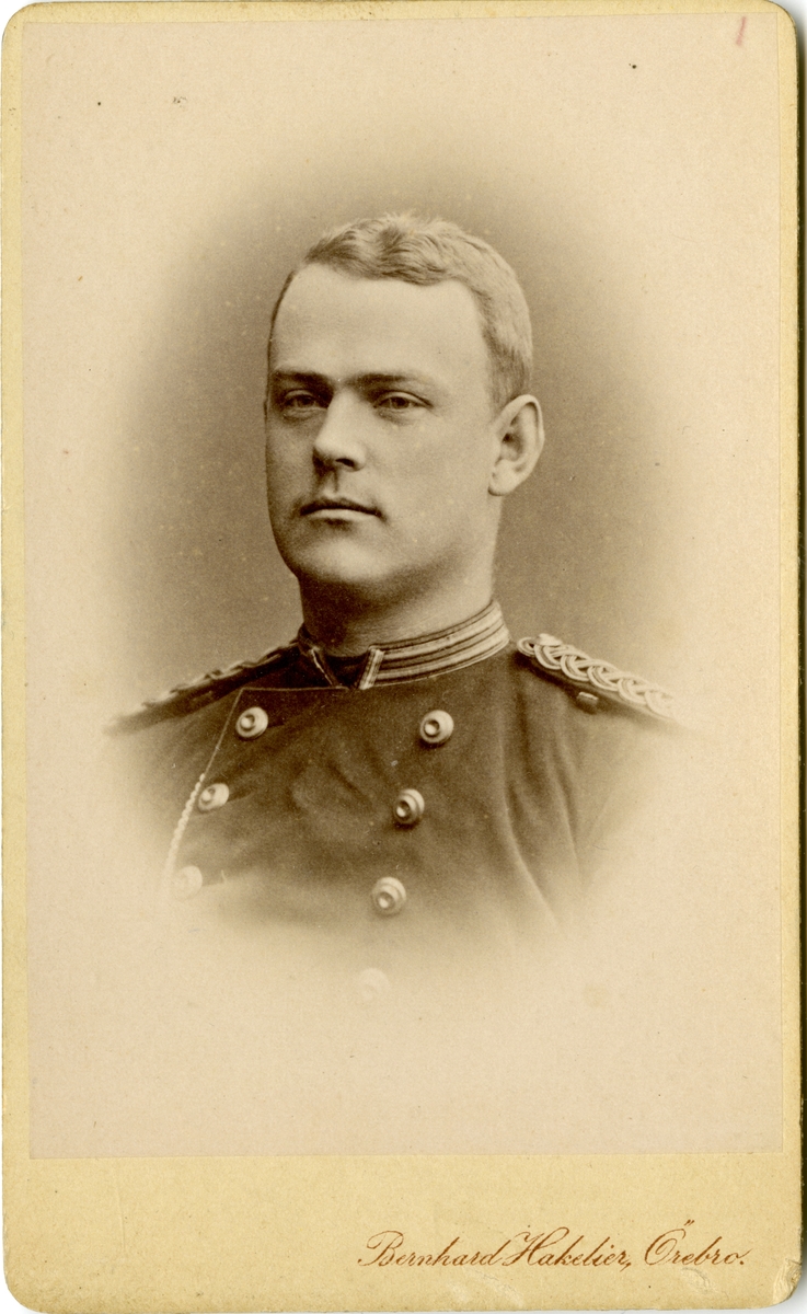 Porträtt av Henrik Rudolf von Hofsten, löjtnant vid Närkes regemente I 21. Se även AMA.0007496 och AMA.0007596.