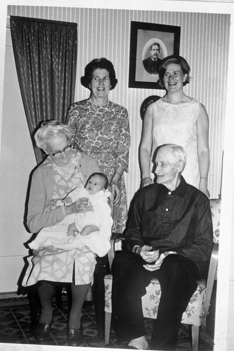 Nästegården. Fem generationer: F.A. Ekberg 96 år. Helga Dolck, dotter, Margit Hjerp, dotterdotter, Gunnel Westh, dotterdotterdotter, Anna-Carin Westh, dotterdotterdotterdotter.