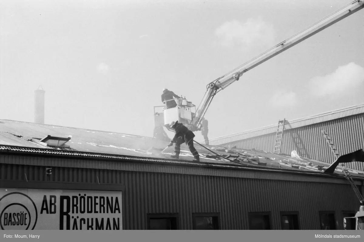 Brandkåren släcker brand i Bröderna Bäckmans industrilokal vid Gamla Riksvägen i Kållered, år 1984.

För mer information om bilden se under tilläggsinformation.