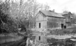 Stenbekk mølle og frørenseri i Tune. 
Vannrenna er borte, de