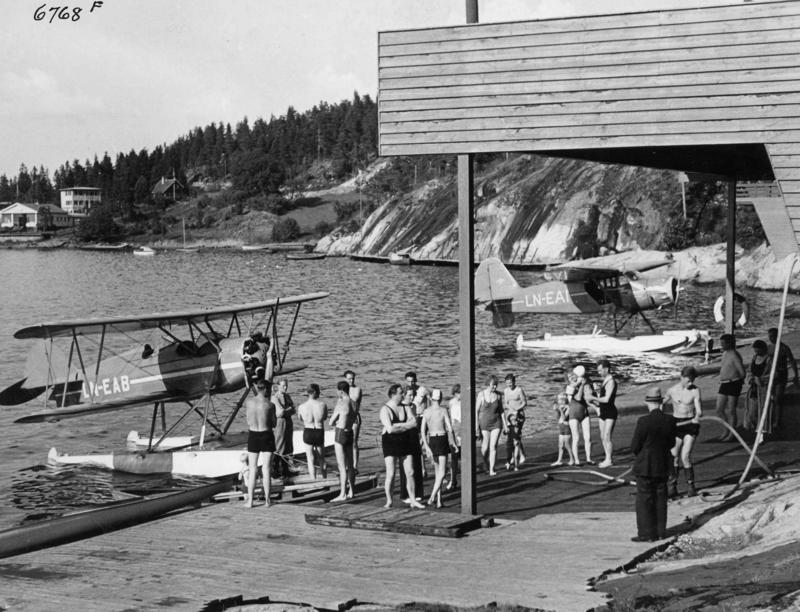 Sjøfly og badegjester på Ingierstrand ved Oslo i 1937 (Foto/Photo)