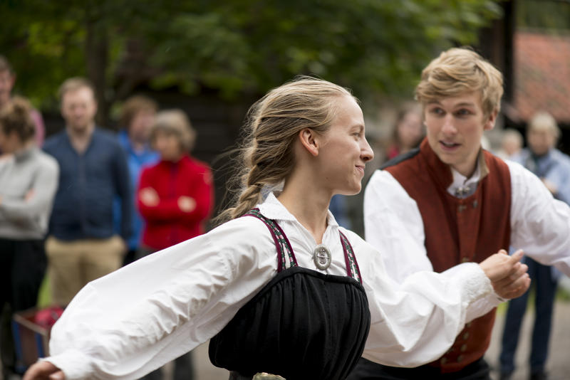 Kvinne og mann danser folkedans i drakt (Foto/Photo)