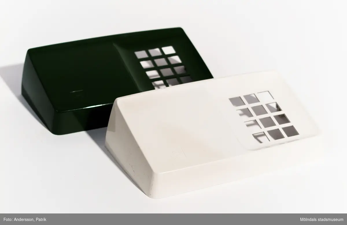 1 st vit och 1 st mörkgrön kåpa.
2 st avtagbara  kåpor tillhörande Diavox-telefoner från 1980-talet.

Kåpan kunde lätt bytas genom att lossa på två skruvar i botten på telefonen.