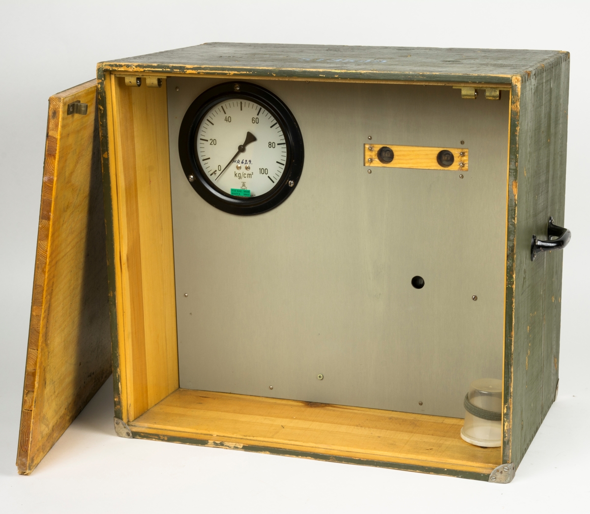Tryckprovningsaggregat MT, förvaras i trälåda. Mätinstrumentet har mätskala från 0-100 kg/cm2. Används till startsystem fpl 35A-F.