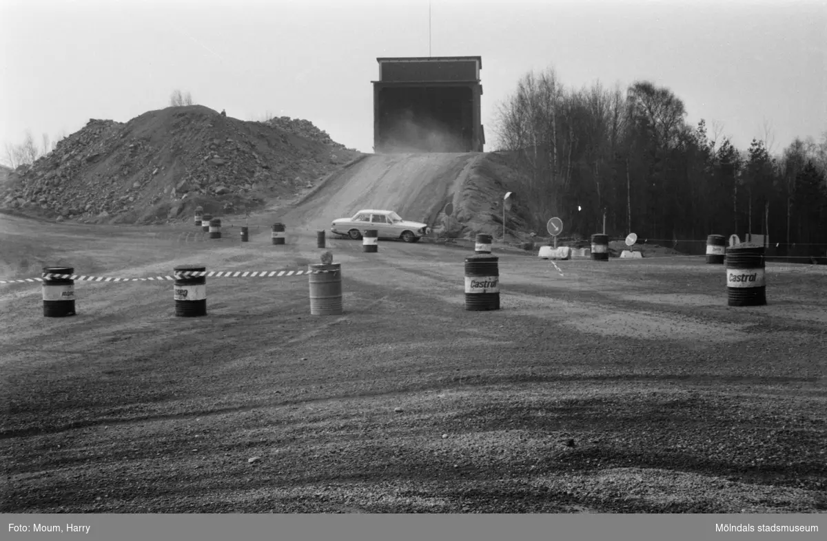 Rallytävlingen Bilexa-knixen körs på stenbrottet Sabemas område, år 1984.

För mer information om bilden se under tilläggsinformation.
