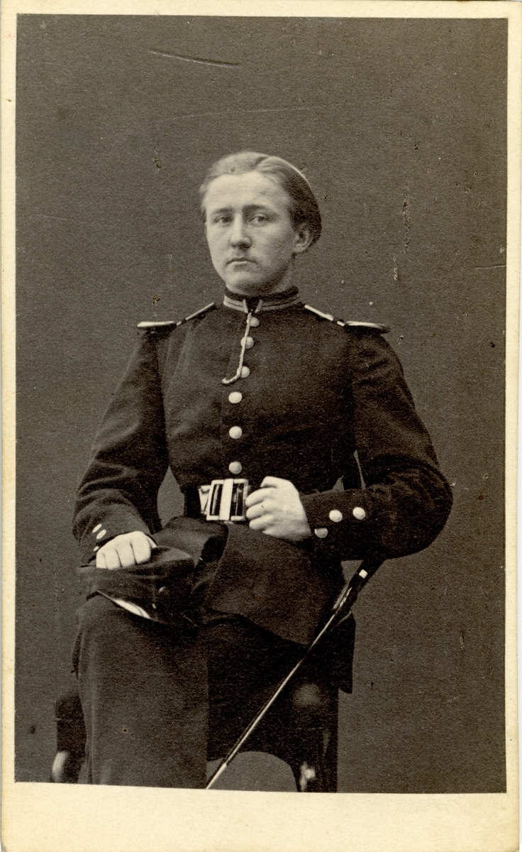 Porträtt av Johan Gustaf Stael von Holstein, löjtnant vid Skånska dragonregementet K 6.
Se även bild AMA.0002415, AMA.0007467, AMA.0007577 och AMA.0021698.