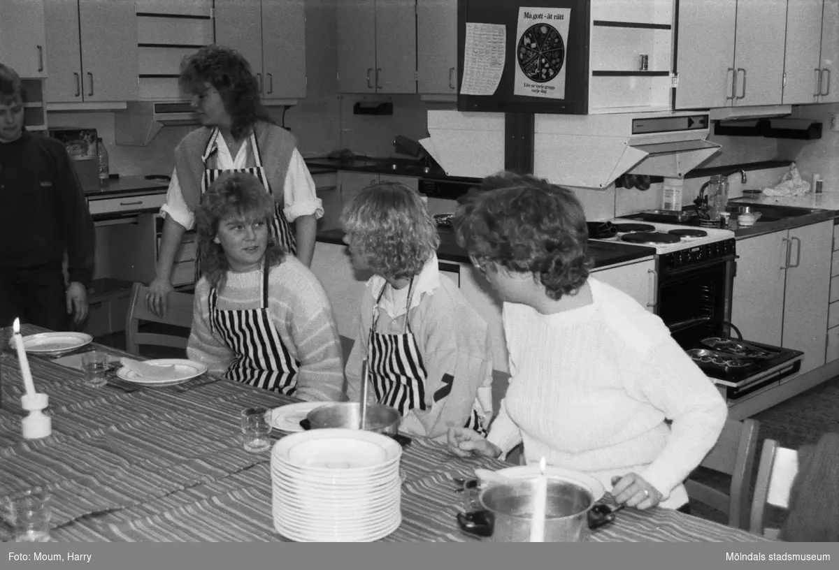 Temavecka på Ekenskolan i Kållered, år 1984. Elever vid ett dukat bord.

För mer information om bilden se under tilläggsinformation.