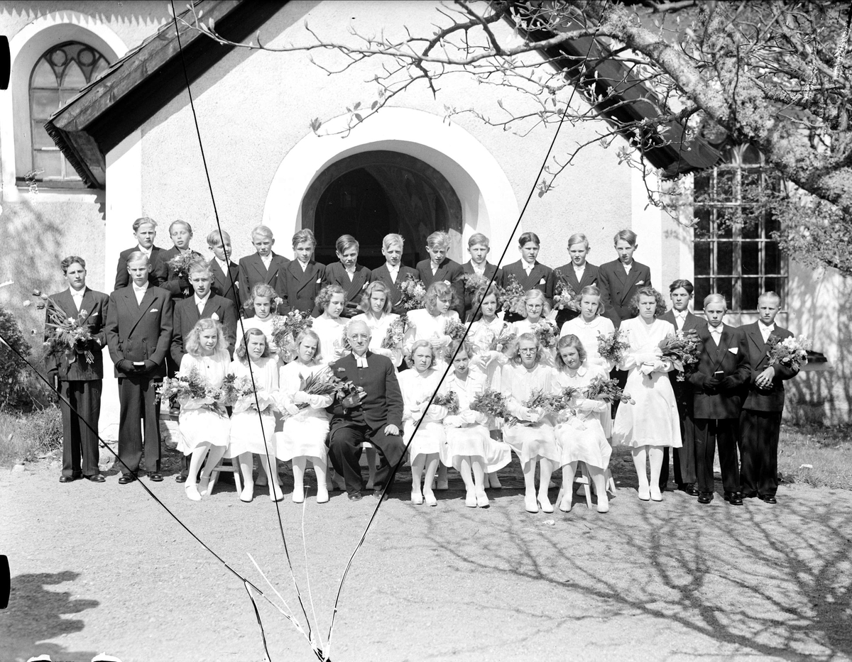 Konfirmander utanför Almunge kyrka, Uppland 1945