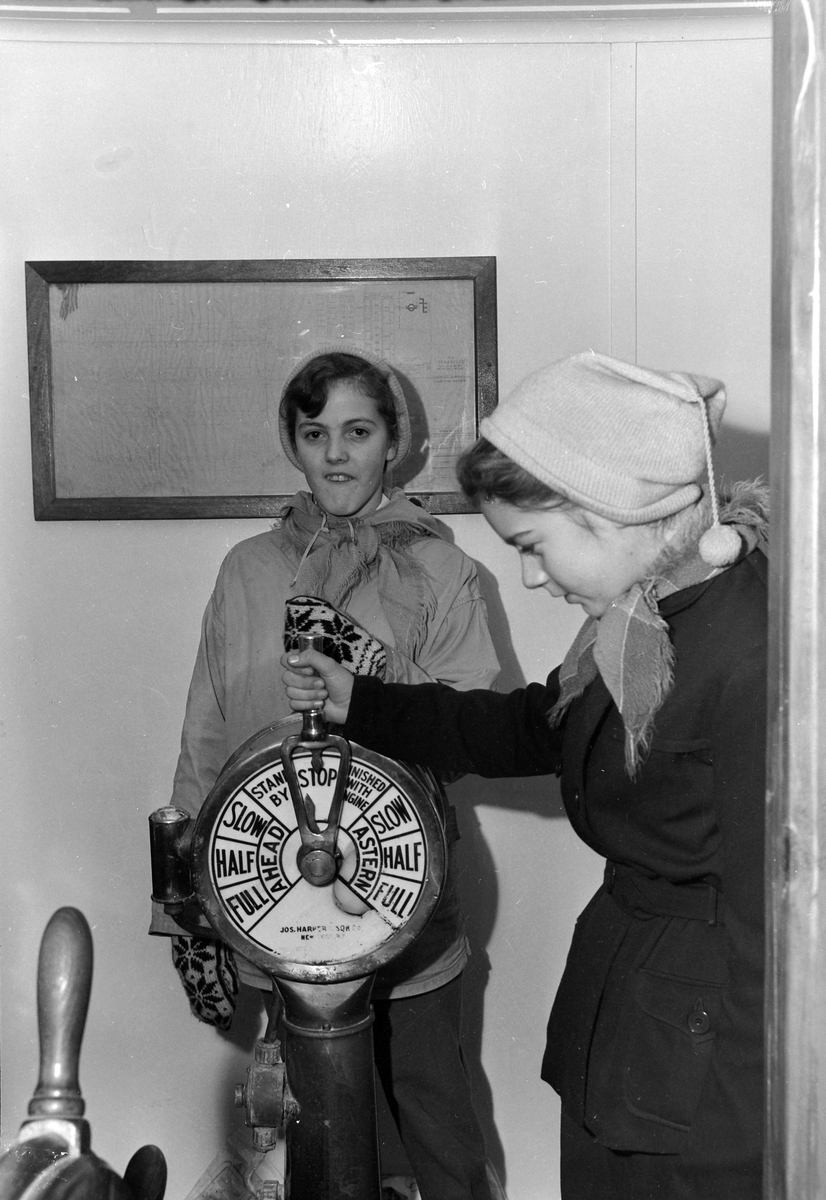 Berg skoles adoptivskip Sibris. Elever besøker båten.